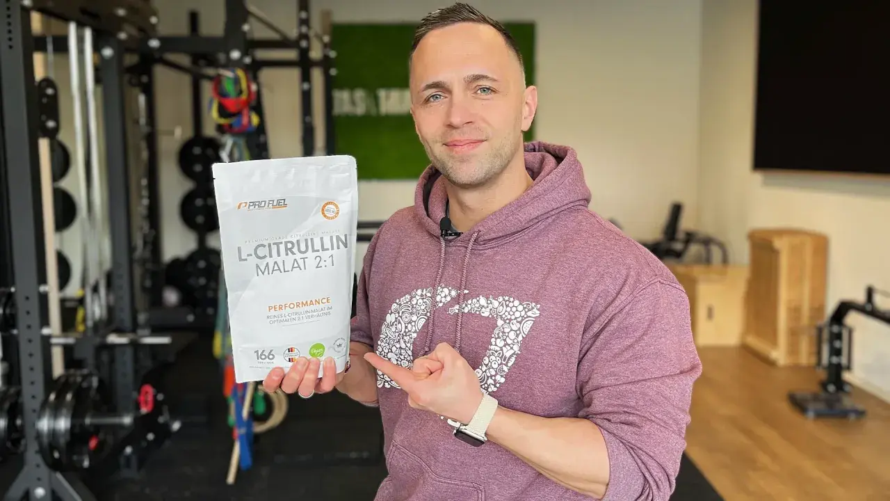 Mann im Fitnessstudio hält L-Citrullin Malat 2:1. Informationen zu möglichen citrullin malat nebenwirkungen sind auf der Verpackung nicht ersichtlich.