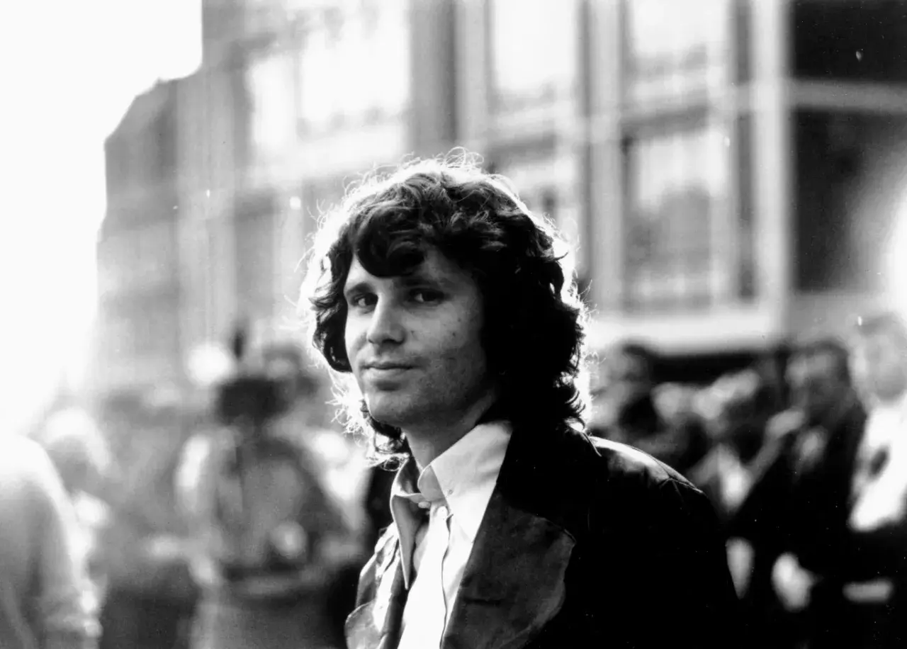 Jim Morrison, z burzą włosów i spojrzeniem wprost w obiektyw. Czy Jim Morrison miał dzieci? To pytanie pozostaje bez odpowiedzi, podobnie jak wiele innych tajemnic związanych z legendą rocka.