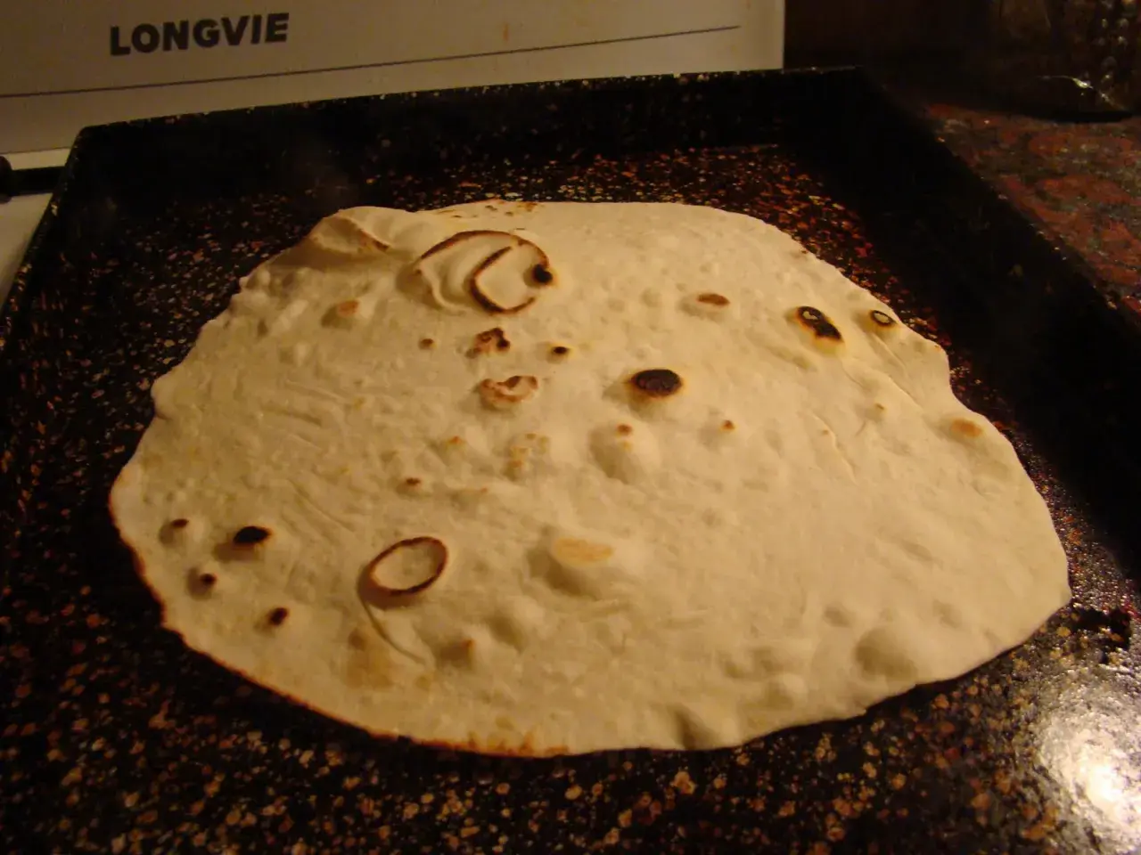 Tortillas de harina dorándose en una sartén.