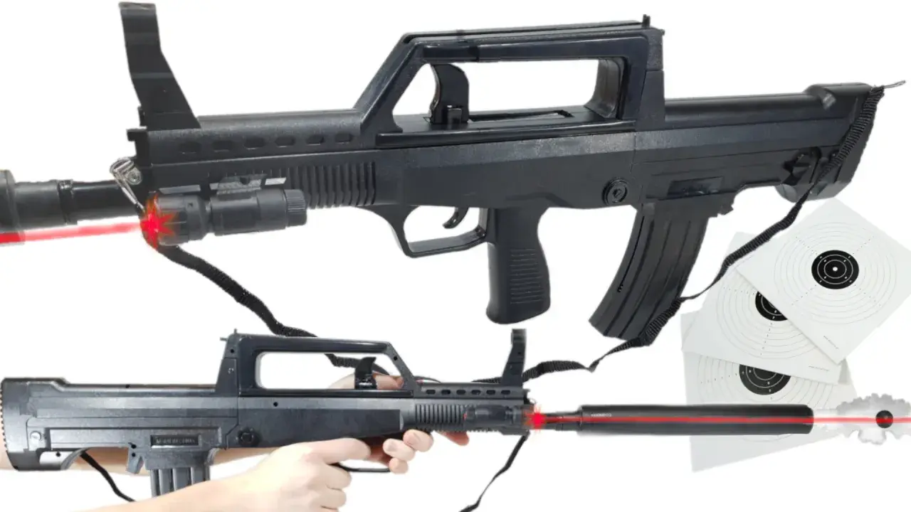 Dwa repliki karabinów ASG typu FAMAS z celowniczymi laserami i tarczami strzelniczymi.