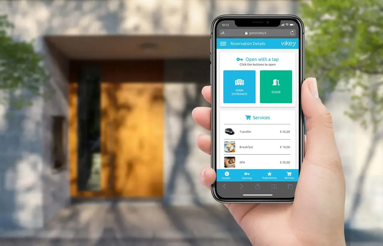 Controllo da remoto: un'app su smartphone permette di aprire porte e prenotare servizi, semplificando l'accesso.