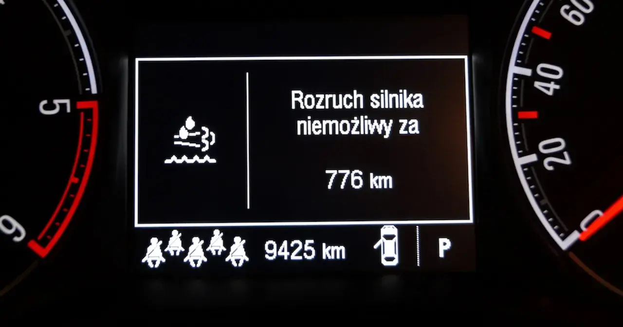 Co się stanie jak zabraknie AdBlue? Silnik nie uruchomi się za 776 km. Ikona symbolizująca płyn i fale ostrzega.