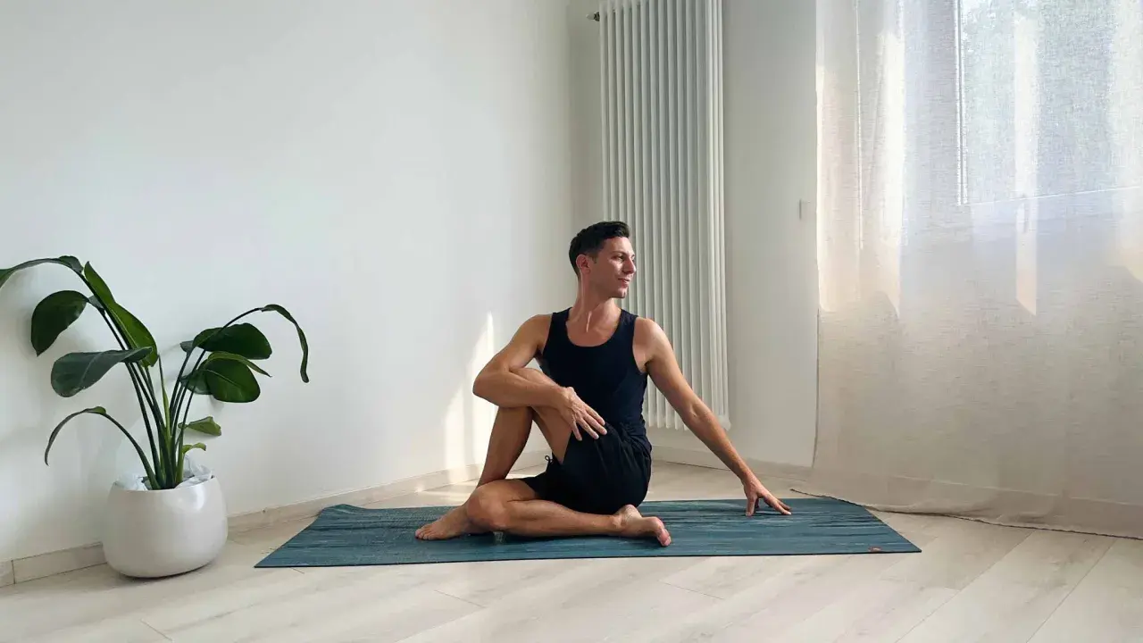 Uomo in posa yoga, un esempio dei tanti yoga benefici per corpo e mente.