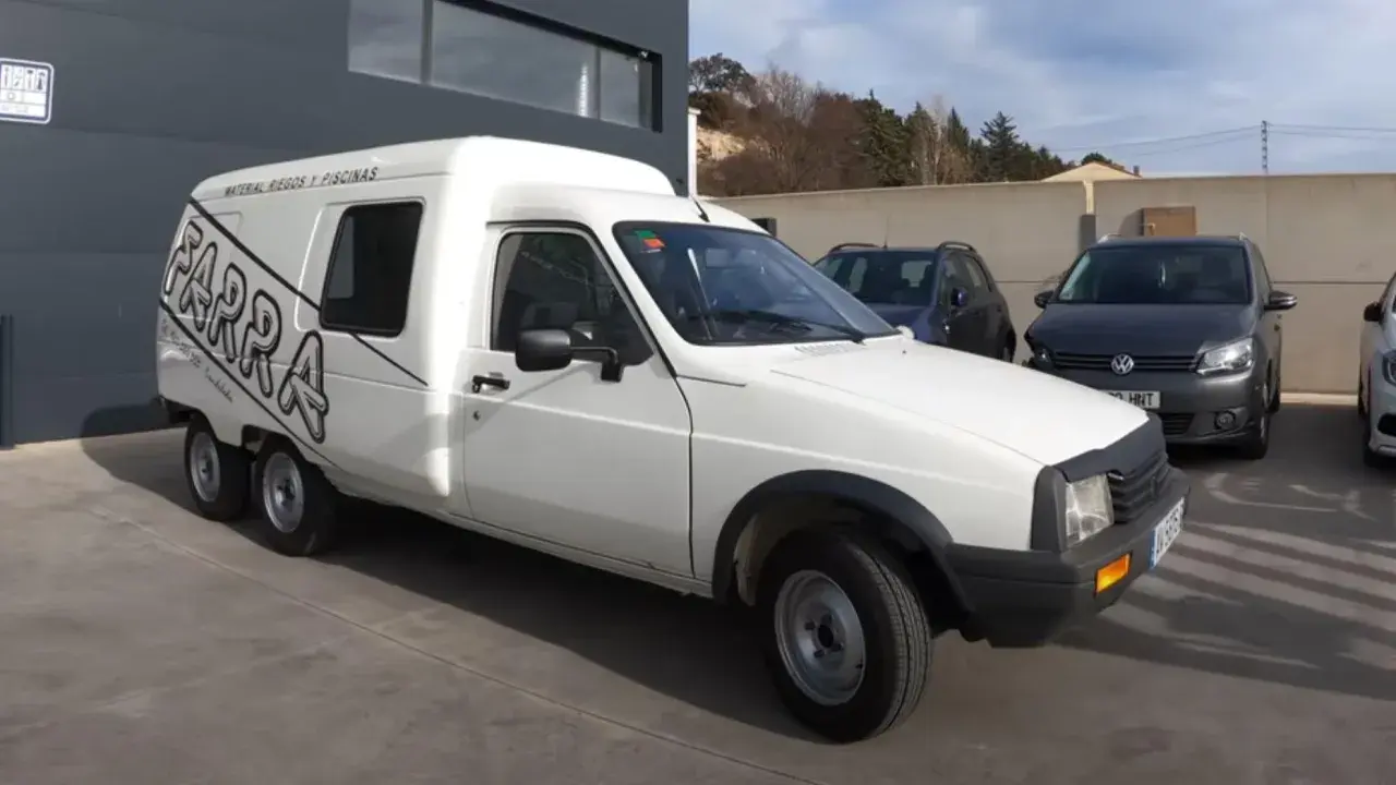 Biały Citroen C15 z podwójnymi tylnymi kołami i napisem "FARRA" na boku, gotowy do transportu materiałów.