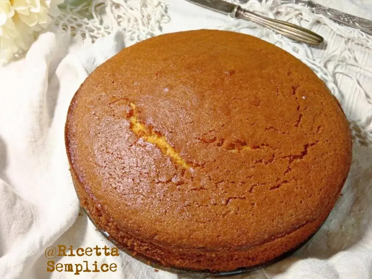 Una soffice torta per colazione, dorata e invitante, pronta per essere gustata.