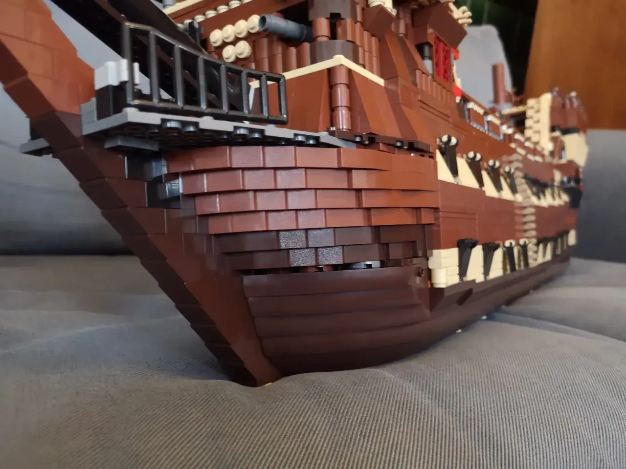 Detailaufnahme eines braunen Lego Piratenschiffs. Die detaillierte Bauanleitung für dieses Modell ist beeindruckend.