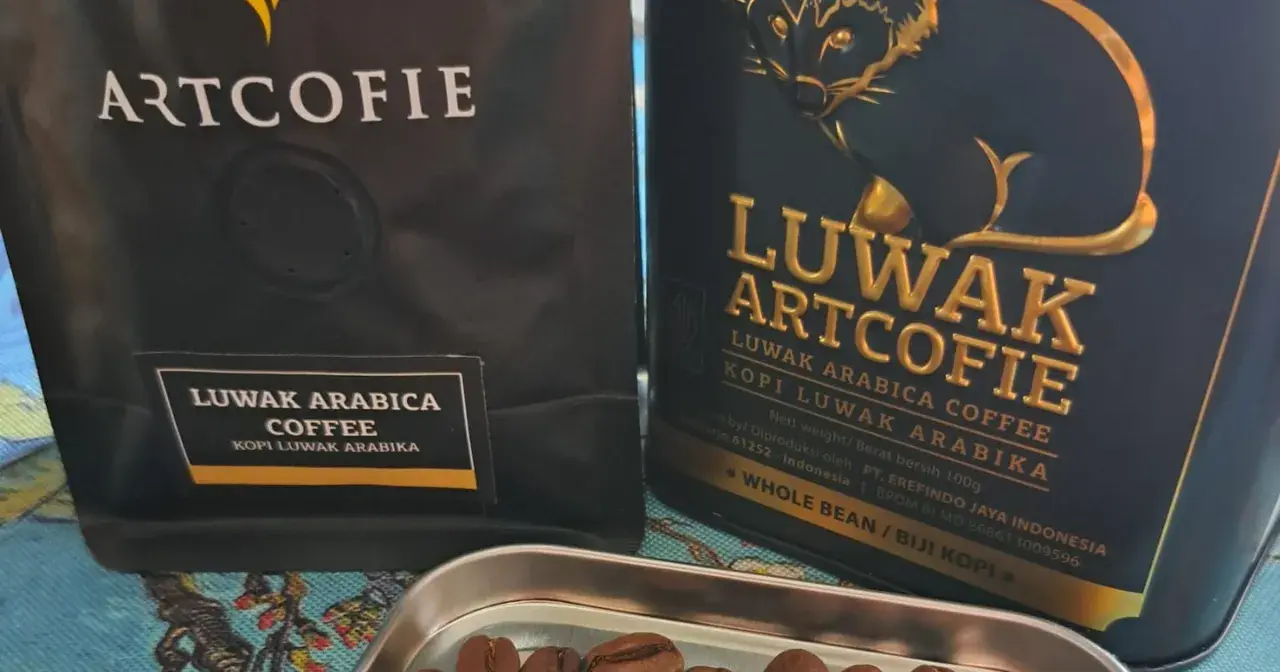 Opakowanie kawy kopi luwak z wizerunkiem zwierzęcia. Luksusowy napój dla koneserów.