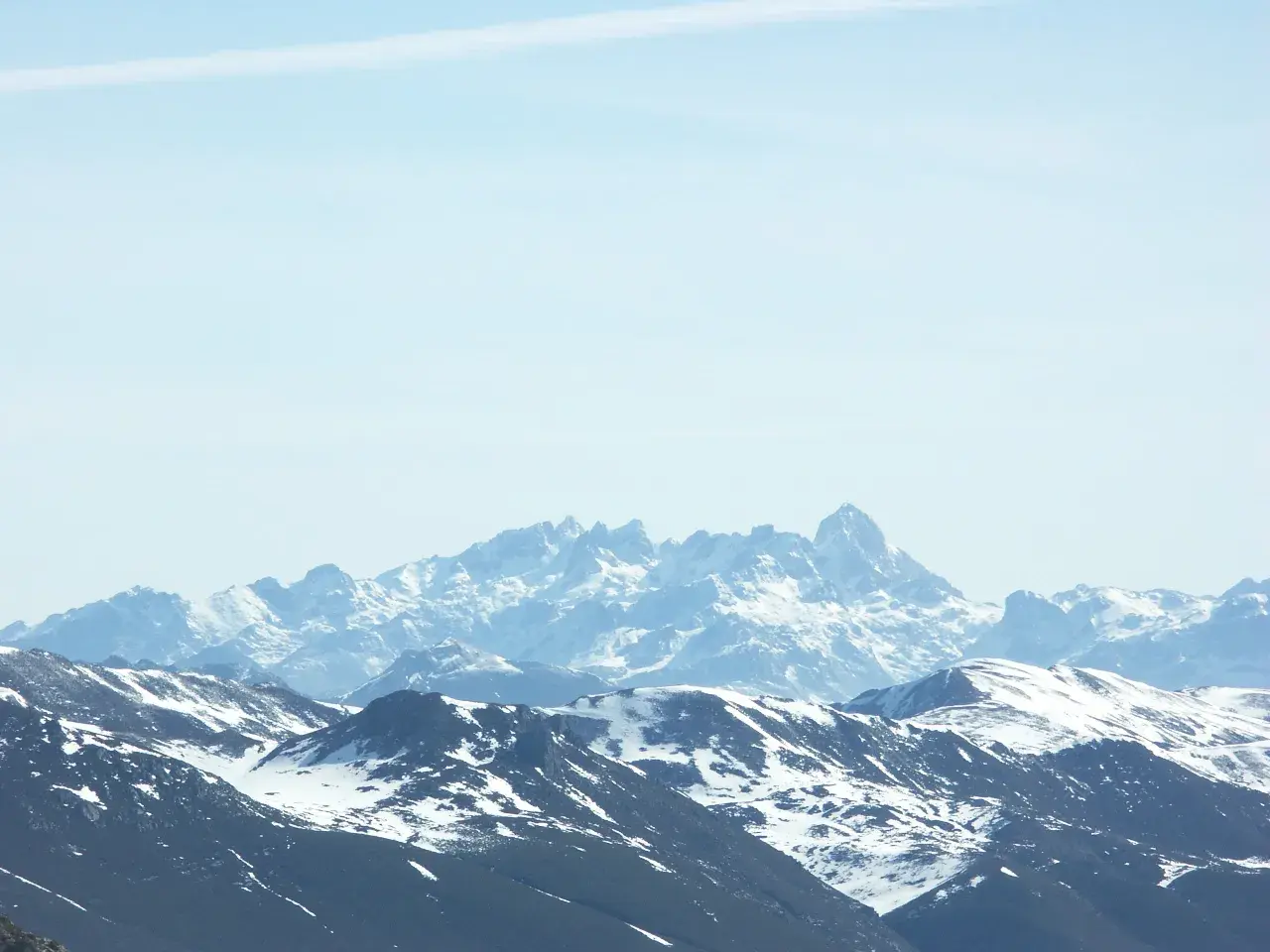 Picos nevados de Europa bajo un cielo azul claro.