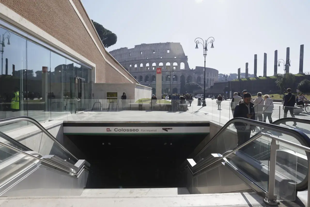 Ingresso metro Colosseo, Roma. La folla attende, forse a causa dello sciopero metropolitana Roma, con il Colosseo sullo sfondo.