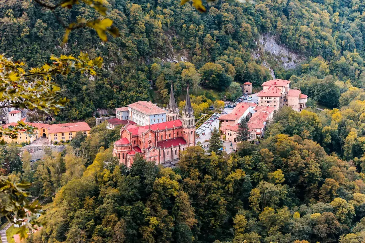 Basílica de Covadonga, rodeada de bosques otoñales. Un lugar emblemático cerca de las cuevas de Cangas de Onís.