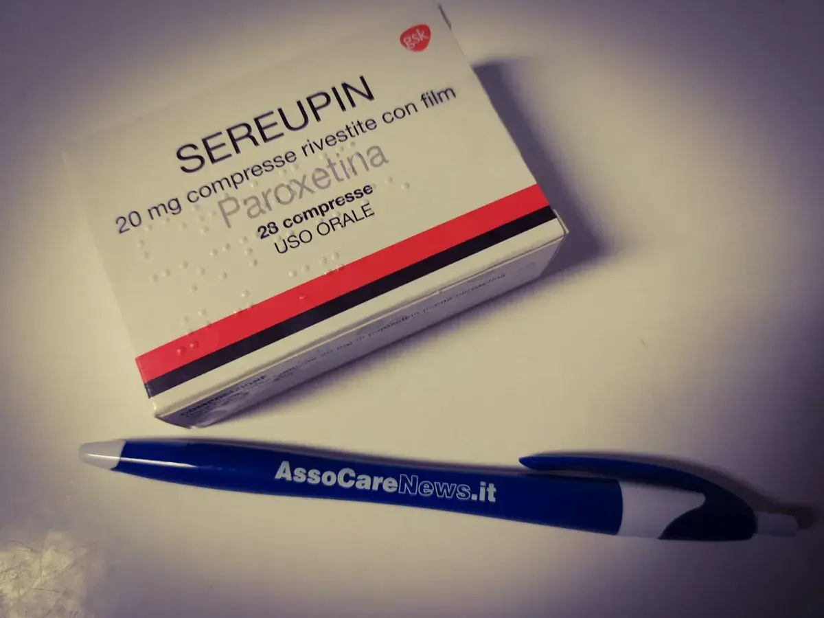 Scatola di Sereupin (paroxetina) 20 mg, 28 compresse. La paroxetina a cosa serve? Utile per trattare ansia e depressione. Penna AssoCareNews.it.