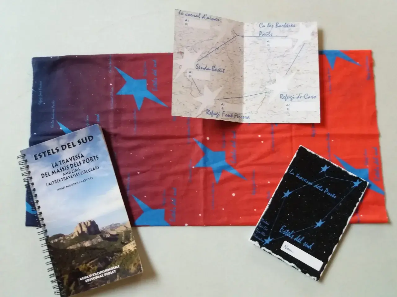 Guia "Estels del Sud" amb mapa i elements decoratius estel·lats.
