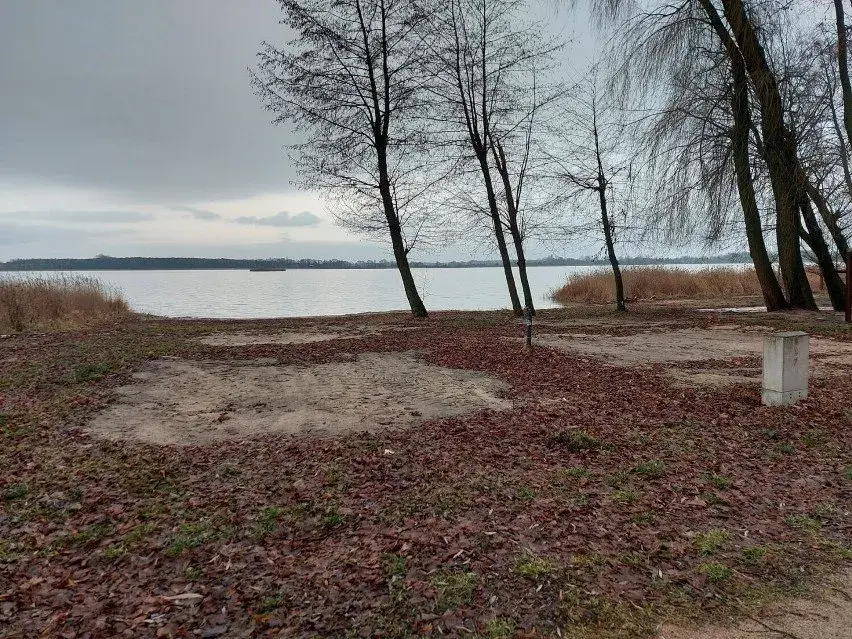 Camping jezioro Powidzkie – najlepsze miejsca, ceny i zasady biwakowania