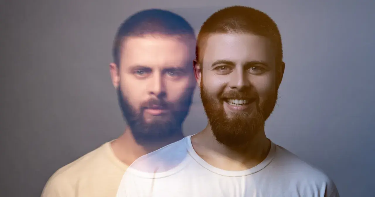 Dwóch mężczyzn, jeden z uśmiechem, drugi z poważną miną, jakby w stanie manii.