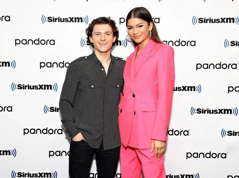 Zendaya nie jest w ciąży – poznaj prawdę o plotkach i jej związku.