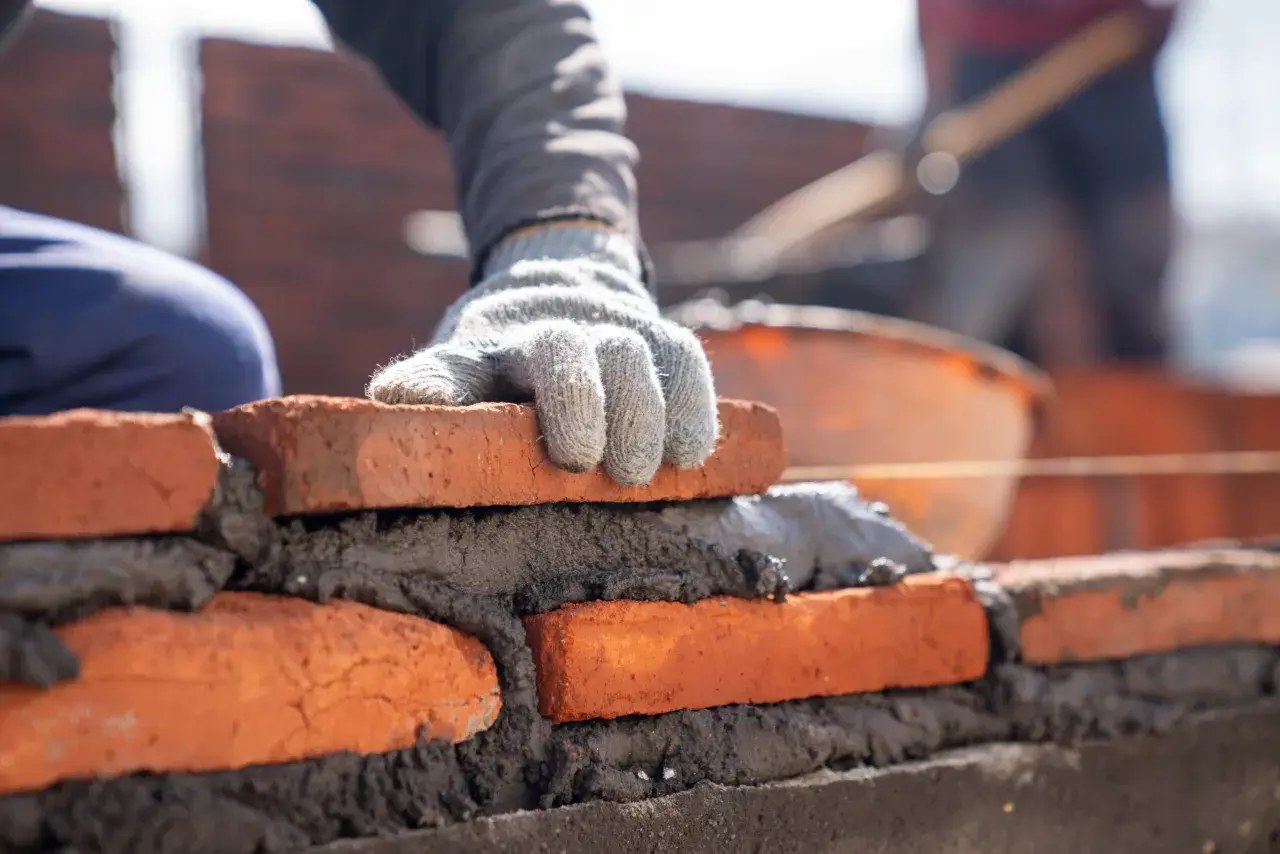 Ile kosztuje murowanie z cegły? Sprawdź ceny i ukryte koszty