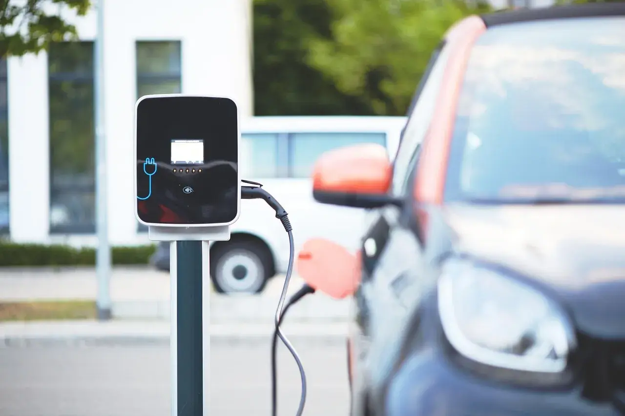 Stacje ładowania pojazdów elektrycznych dla firm: jak inwestycja w elektromobilność może przynieść zysk?