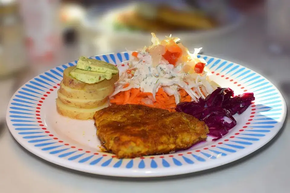 Jaką surówkę do pieczonych ziemniaków wybrać, aby zaskoczyć smakiem?