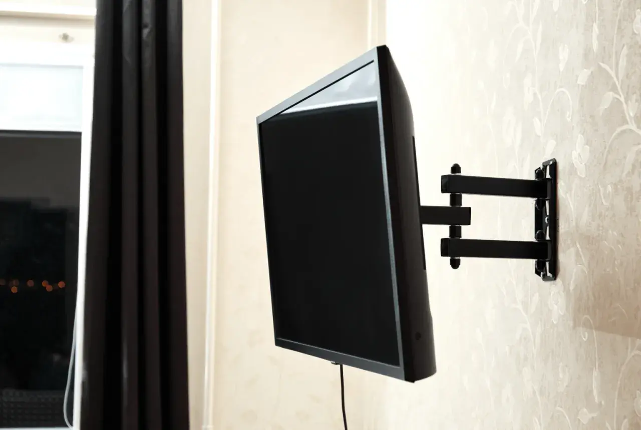 Jakiej wysokości zamontować telewizor 55 cali na ścianie?