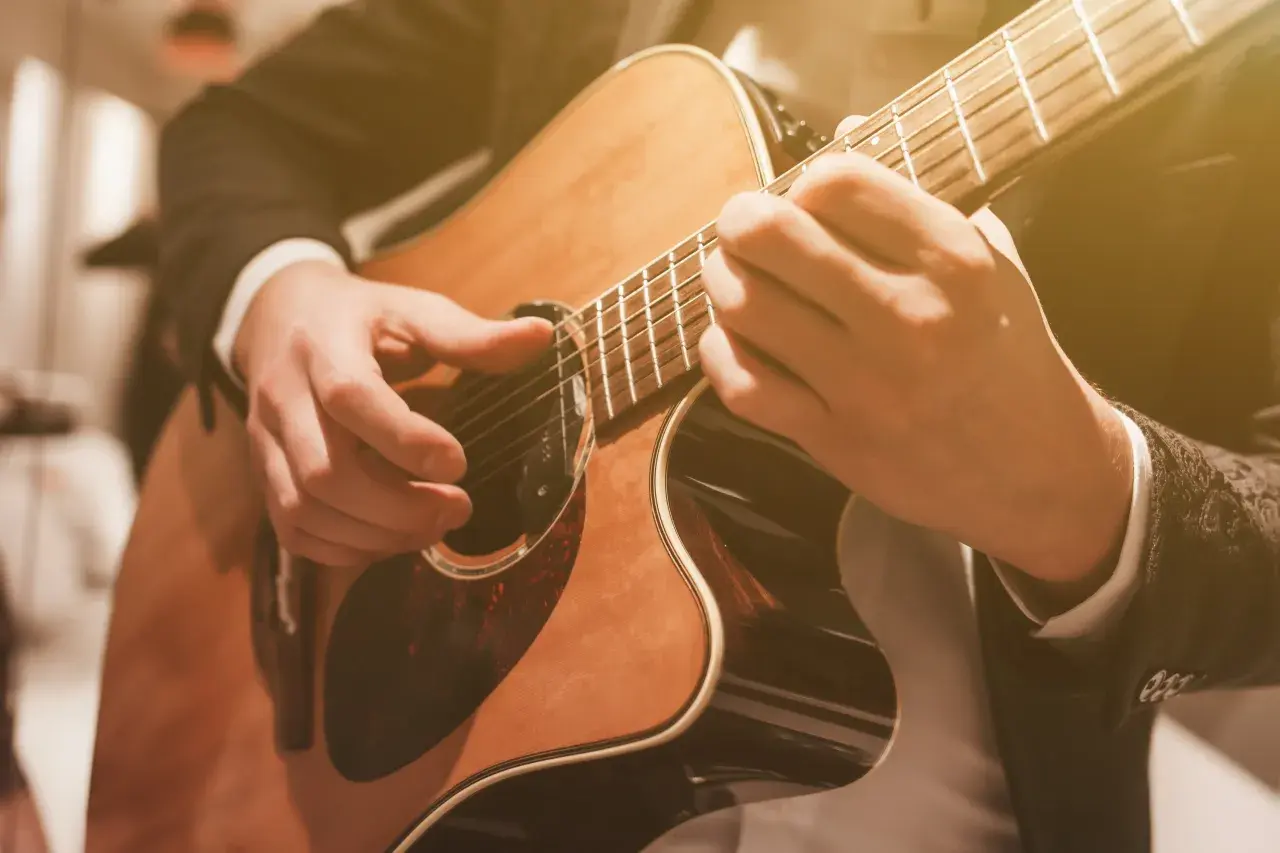 Od ogniska po wielką scenę. Krótka historia instrumentu, który łączy pokolenia