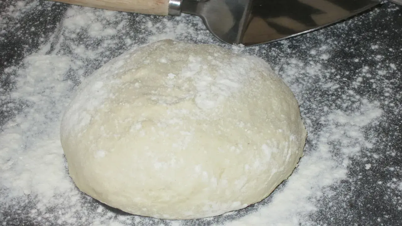 Jak zrobić ciasto na pizzę, które zawsze się udaje – sprawdzone przepisy