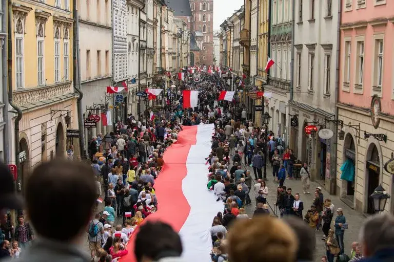 Dlaczego flaga biało czerwona? Odkryj jej znaczenie i historię