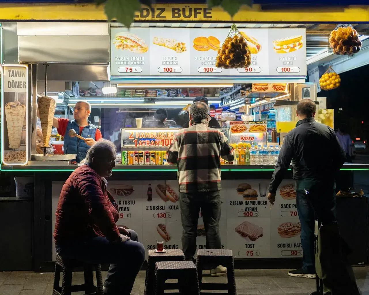 Ile zarabia się w kebabie? Sprawdź, co wpływa na zarobki
