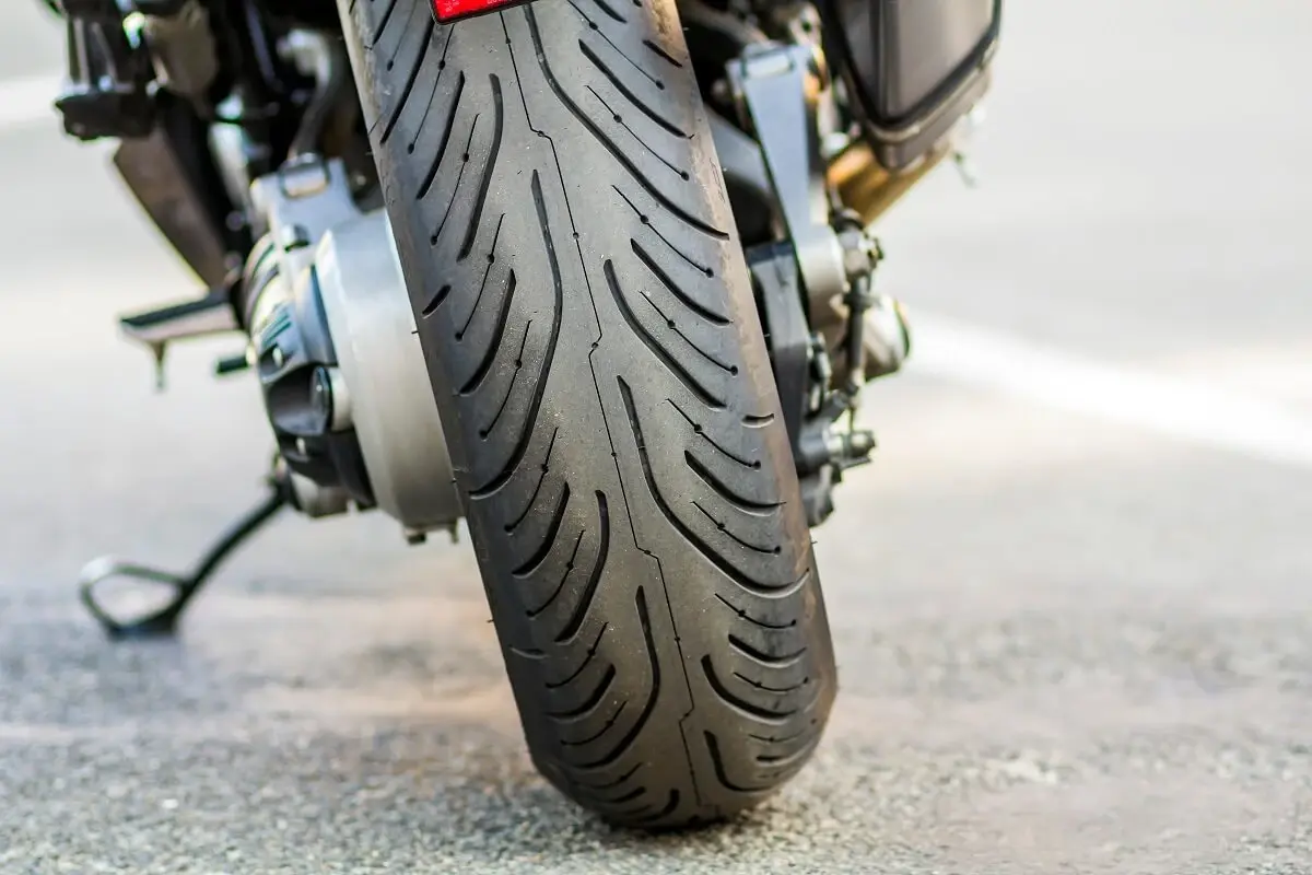 Wymiana opon motocyklowych – jak przeprowadzić ją prawidłowo?