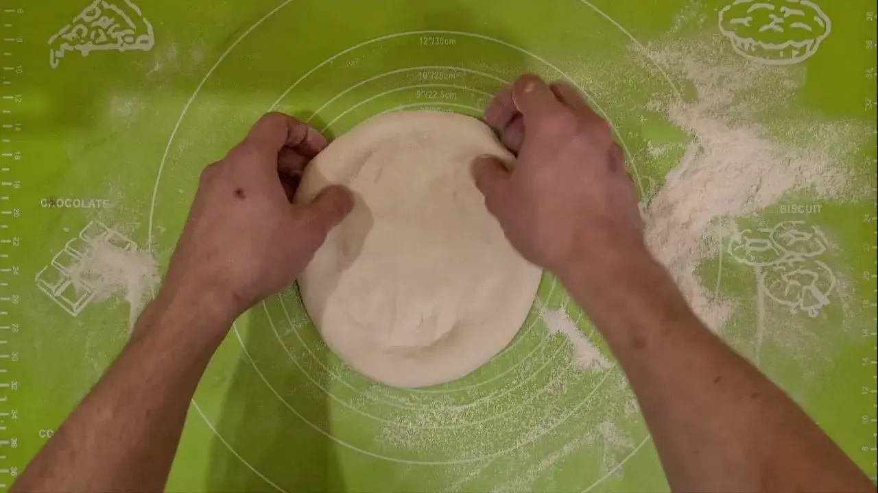 Jak rozwałkować ciasto na pizzę bez błędów i frustracji