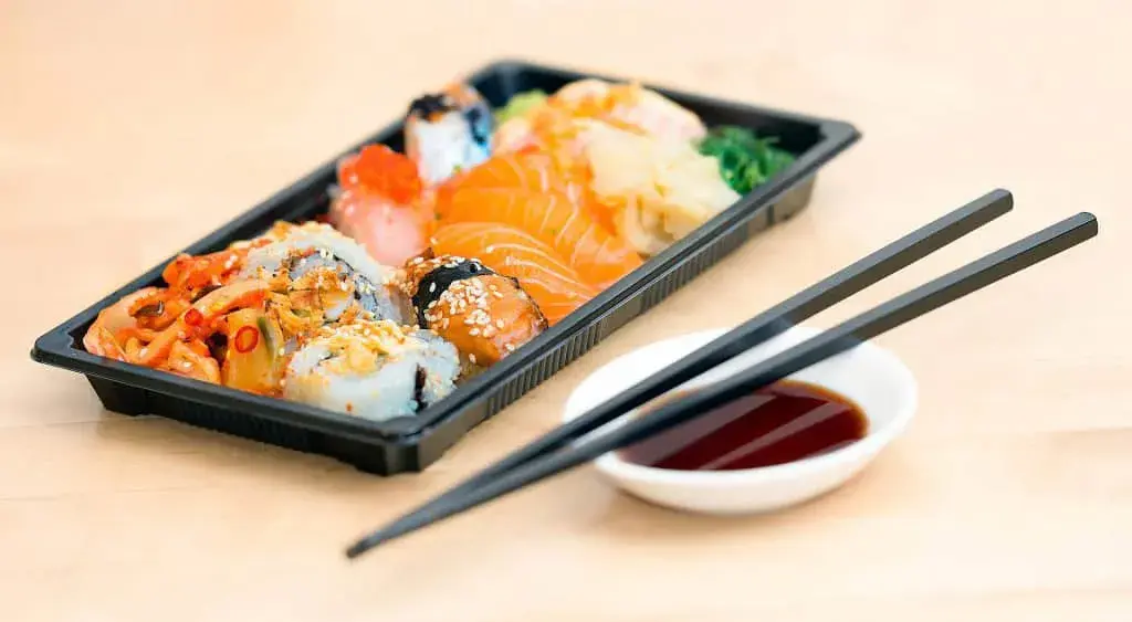 Jak jeść pałeczkami sushi: unikaj najczęstszych błędów i naucz się techniki