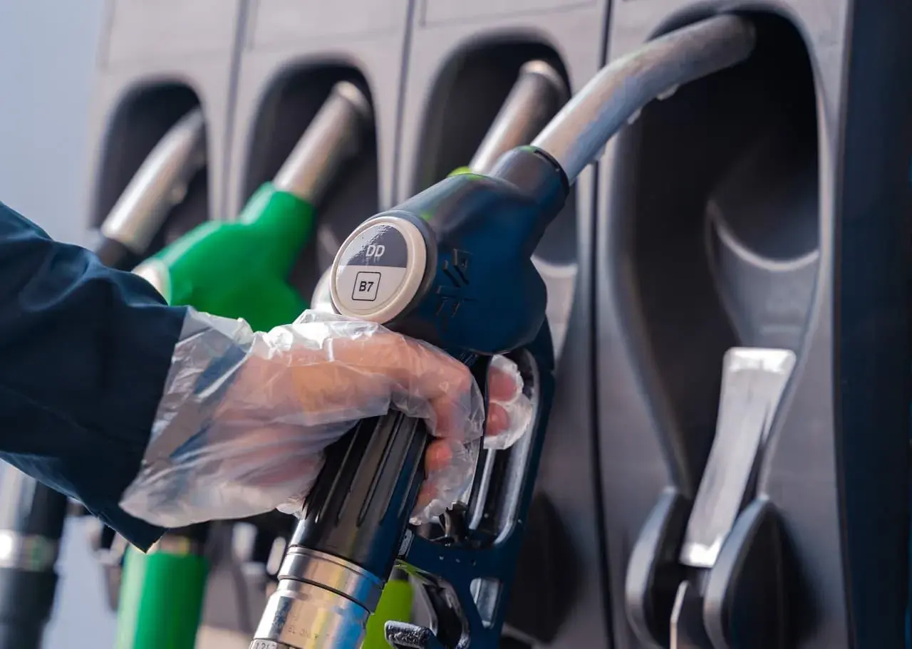 Czy ropa to diesel? Zrozum różnice i proces rafinacji paliw