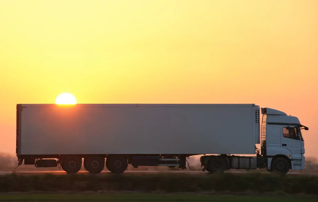 Naczepa BDE - co to jest i jak zwiększa wydajność transportu?