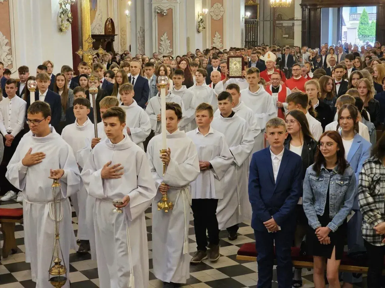 Ile biskup bierze za bierzmowanie? Sprawdź, co musisz wiedzieć