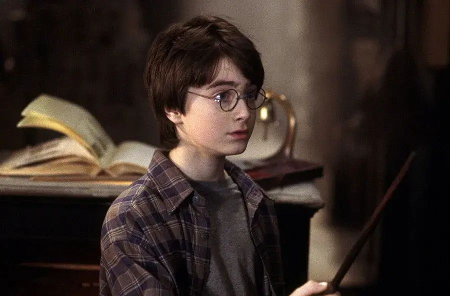 Ile lat ma Harry Potter i dlaczego jego wiek ma znaczenie w serii?