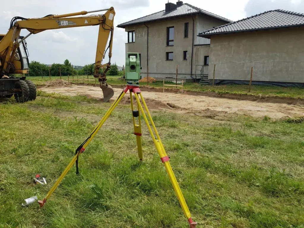 Jak skutecznie przeprowadzić podział działki na której stoi dom?