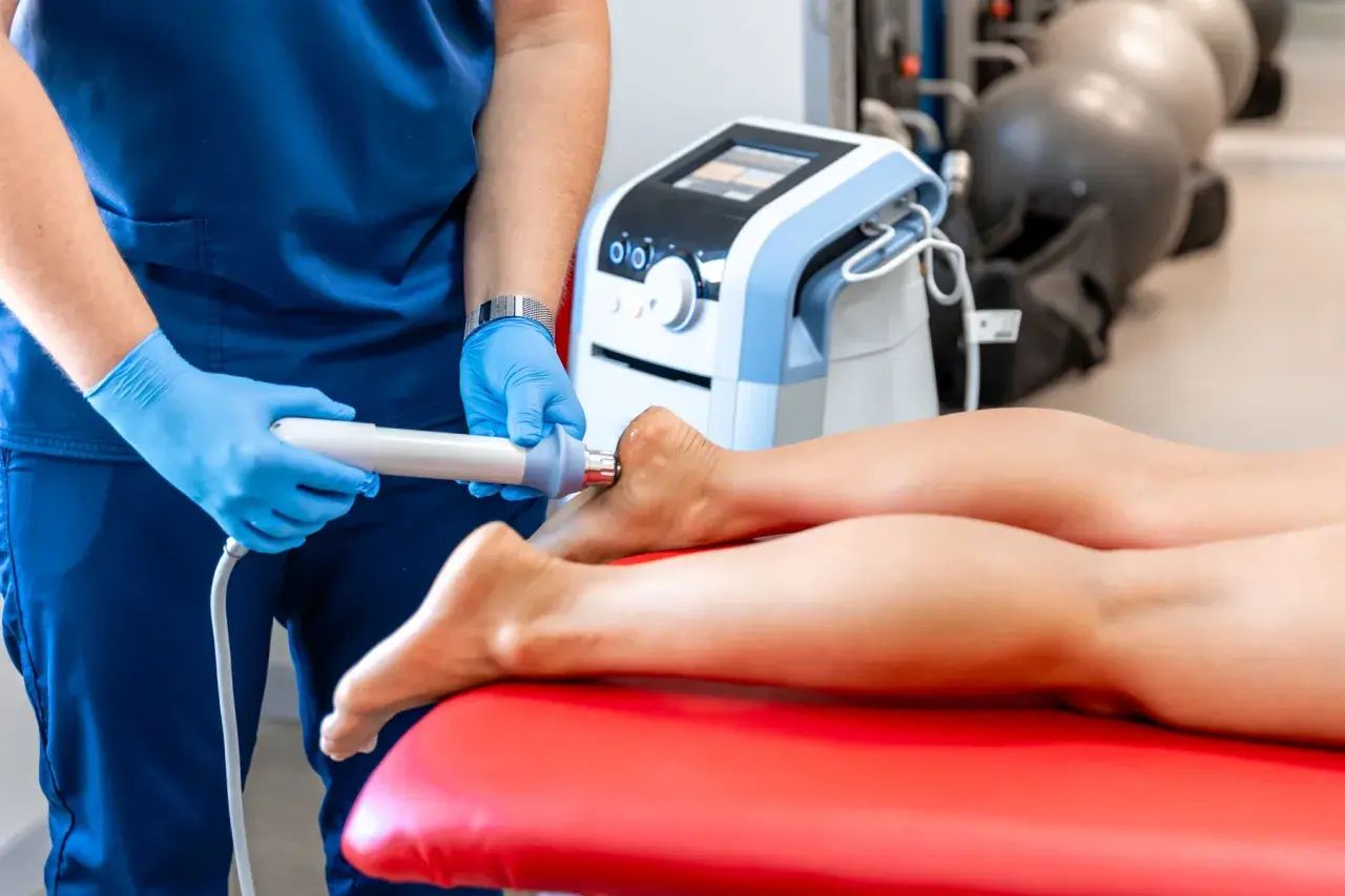 Co to jest terapia falą uderzeniową i jak działa?