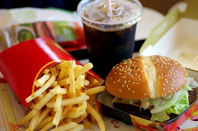 Ile kalorii ma hamburger z McDonald's - wartości odżywcze i skład