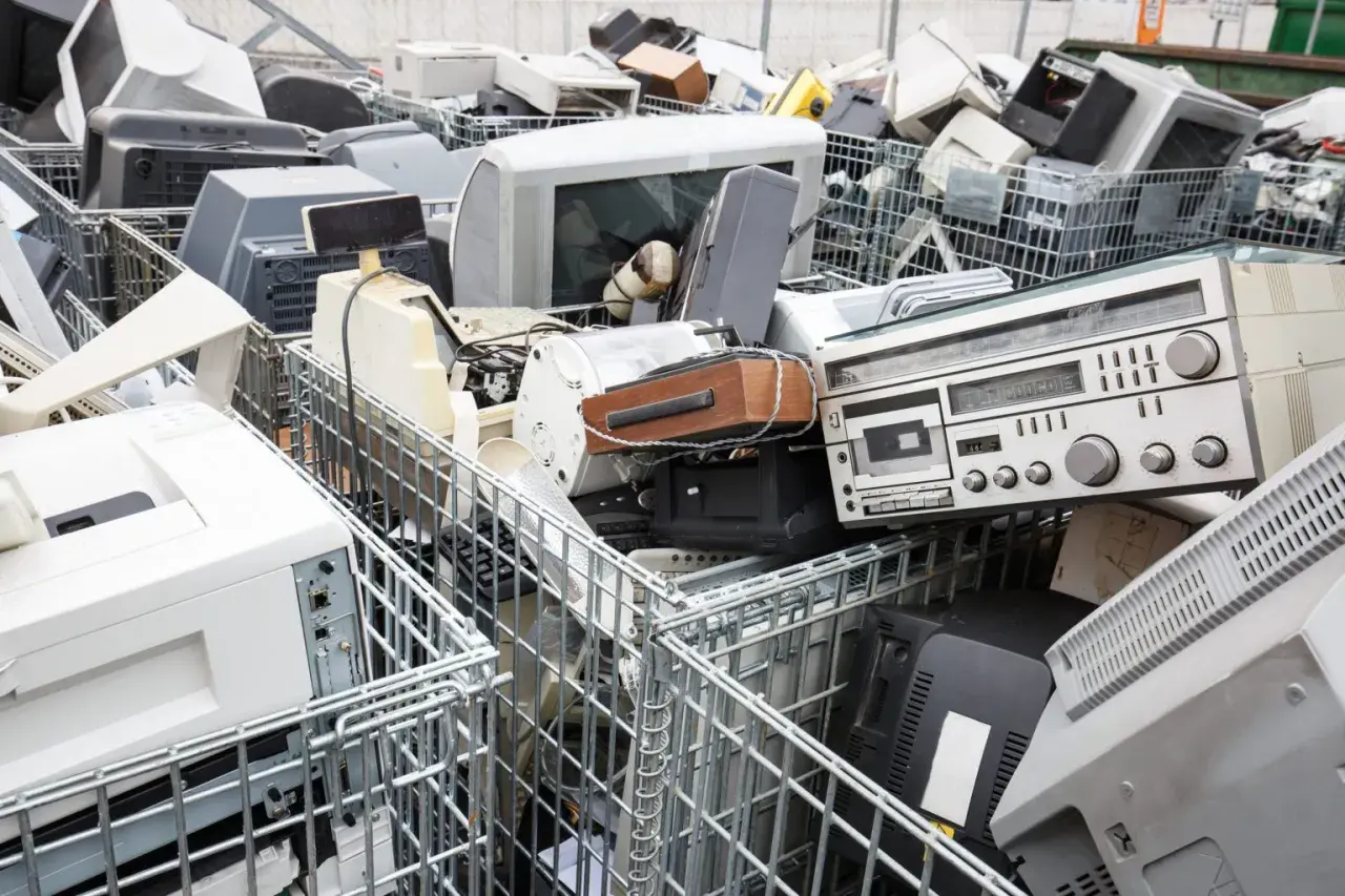 Gdzie wyrzucać elektrośmieci? Sprawdź, jak uniknąć kary i chronić środowisko