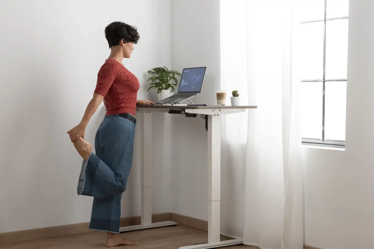 Jak urządzić ergonomiczne miejsce do pracy w domu z biurkiem elektrycznym?