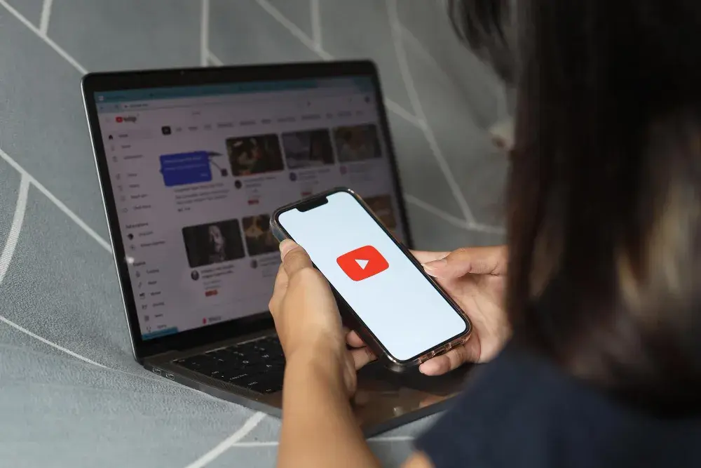 Spoofvertising na YouTube: Jak marki wykorzystują parodię i remiks, by zdobyć uwagę?