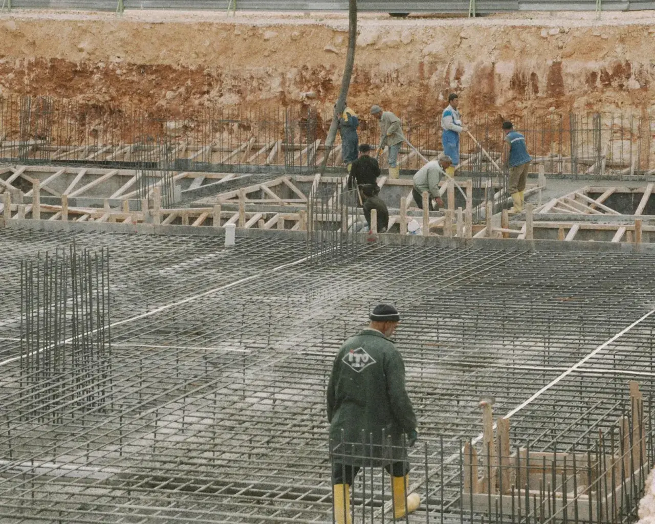 Trwałe zbrojenie, czyli podstawa dla stabilności konstrukcji betonowych – jak wykorzystać detektor zbrojenia do oceny jakości?