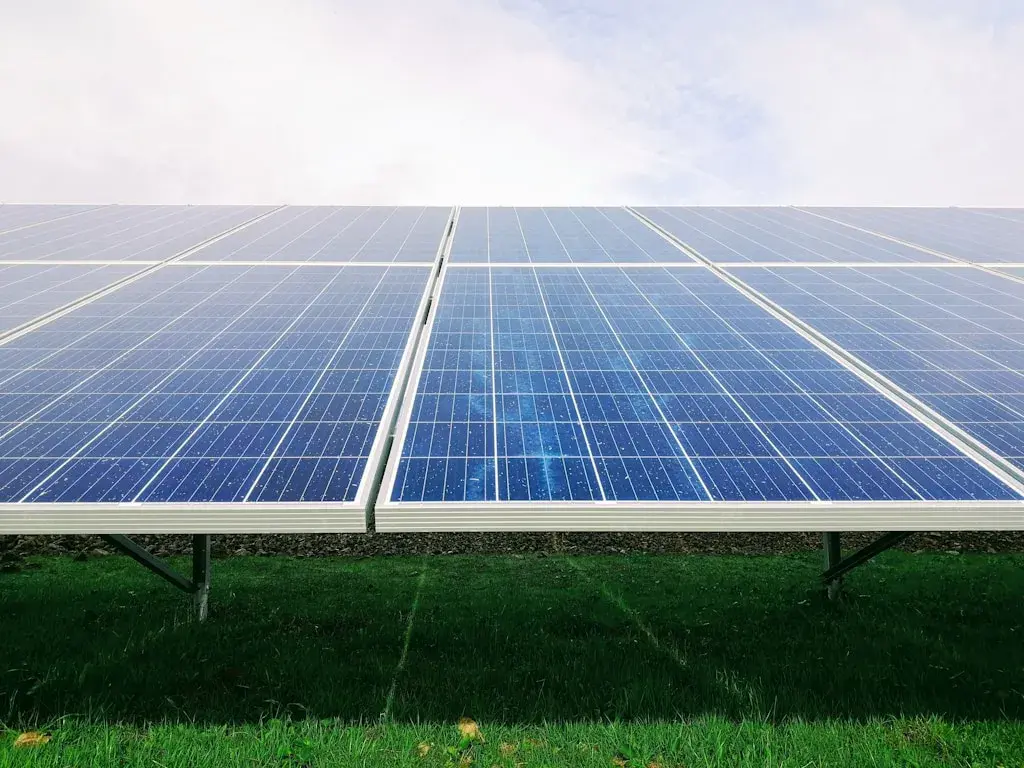 Koszty energii w firmie produkcyjnej — jak obniżyć rachunek o 40–60% bez zmiany dostawcy