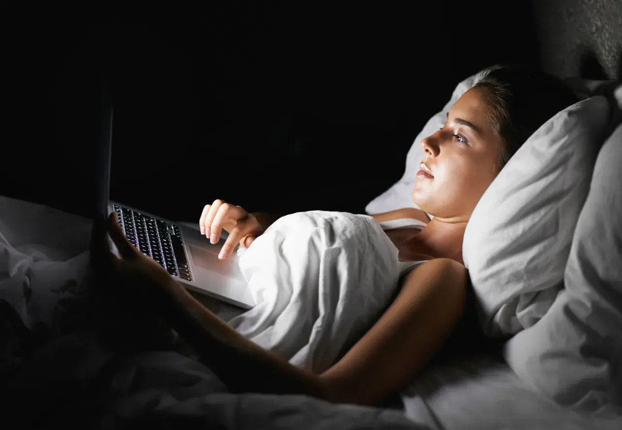 Jak wygrać z nocnym odkładaniem snu i odzyskać swój dzień