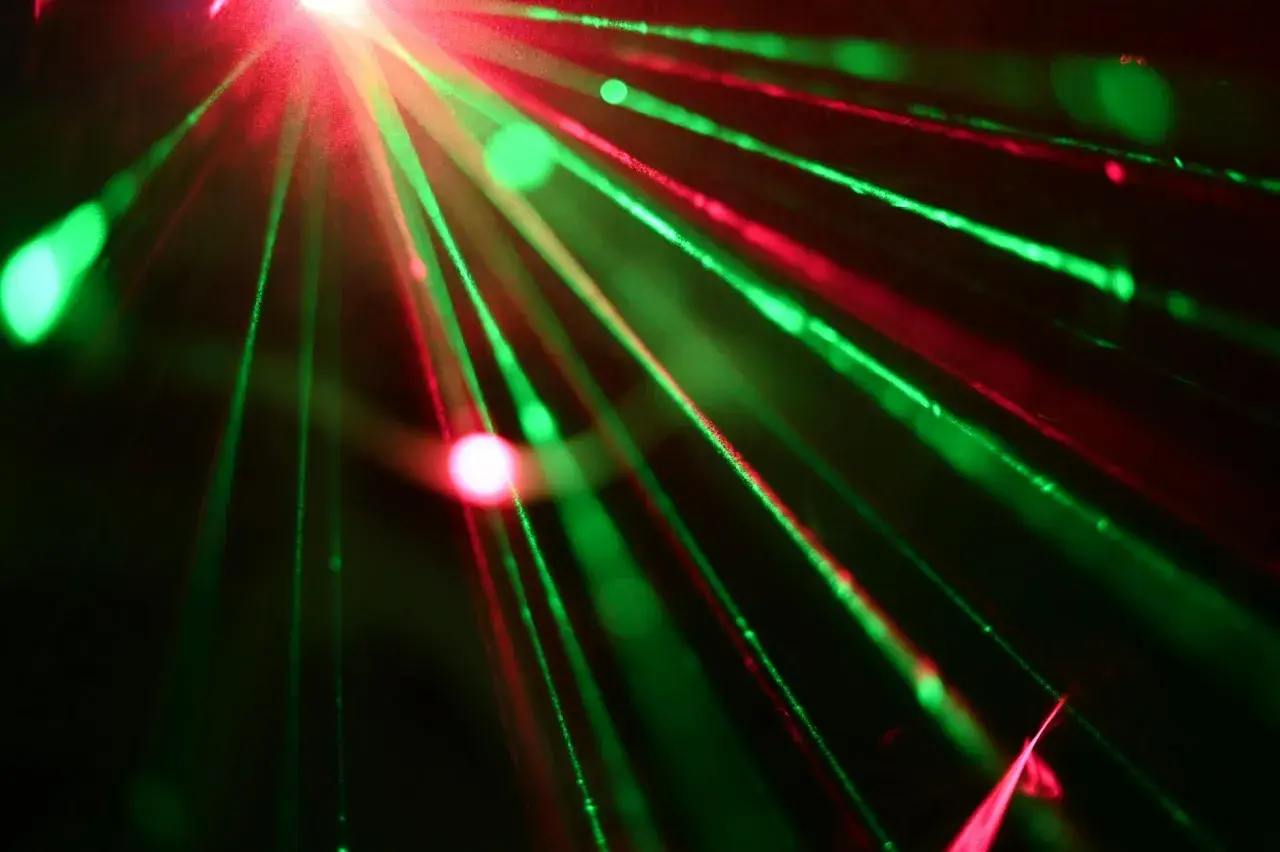 Pokaz laserowy na wydarzeniu — kiedy warto postawić na nowoczesną oprawę wizualną?