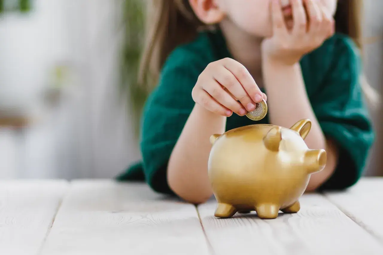 Polska rodzina i pieniądze: Jak rozmawiać z dzieckiem o finansach, nie strasząc go i nie gloryfikując bogactwa
