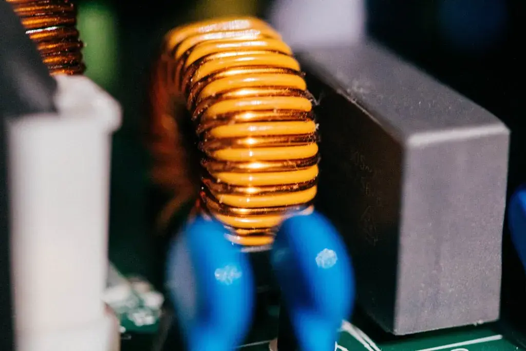 Cewka indukcyjna z rdzeniem powietrznym – zastosowanie, zalety, budowa i znaczenie w elektronice wysokiej częstotliwości