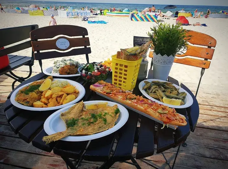 Gdzie zjeść w Dębkach? Najlepsze restauracje i smaki na wyciągnięcie ręki