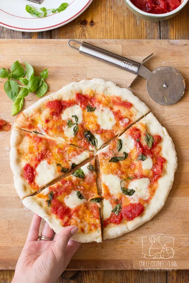 Autentyczny przepis na oryginalne włoskie ciasto do pizzy – sekret idealnego spodu