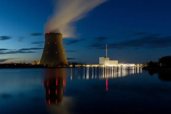 Ile energii produkuje elektrownia atomowa? Zaskakujące dane o mocy