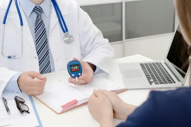 Diabetolog – kim jest, czym się zajmuje i kiedy warto go odwiedzić?